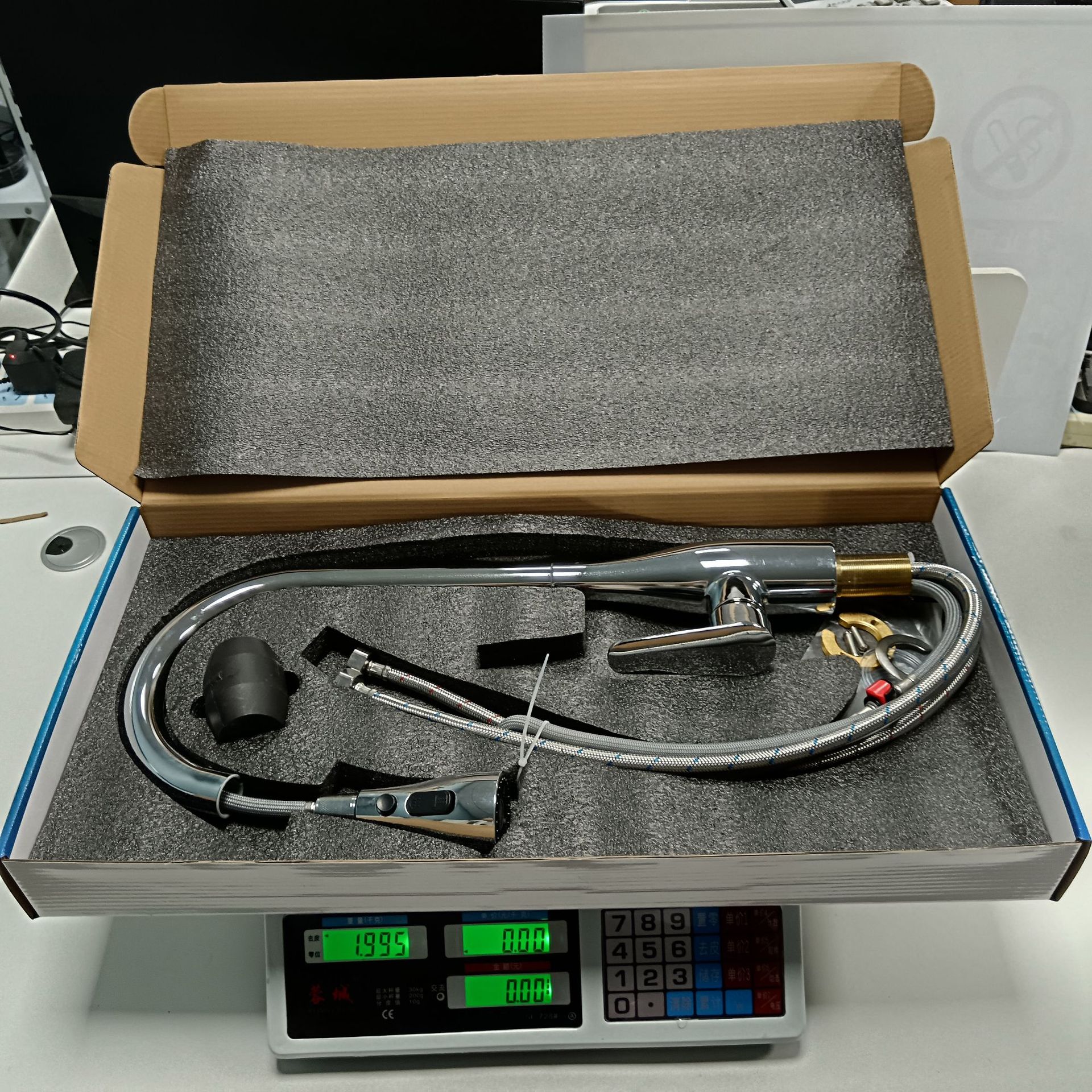 Tire grifo cocina caliente y frío fregadero de acero inoxidable fregadero doble salida de agua retráctil grifo giratorio al por mayor