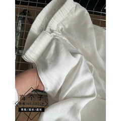 175背が高くて、リラックス感があります。白いリネンのワイドパンツです。
