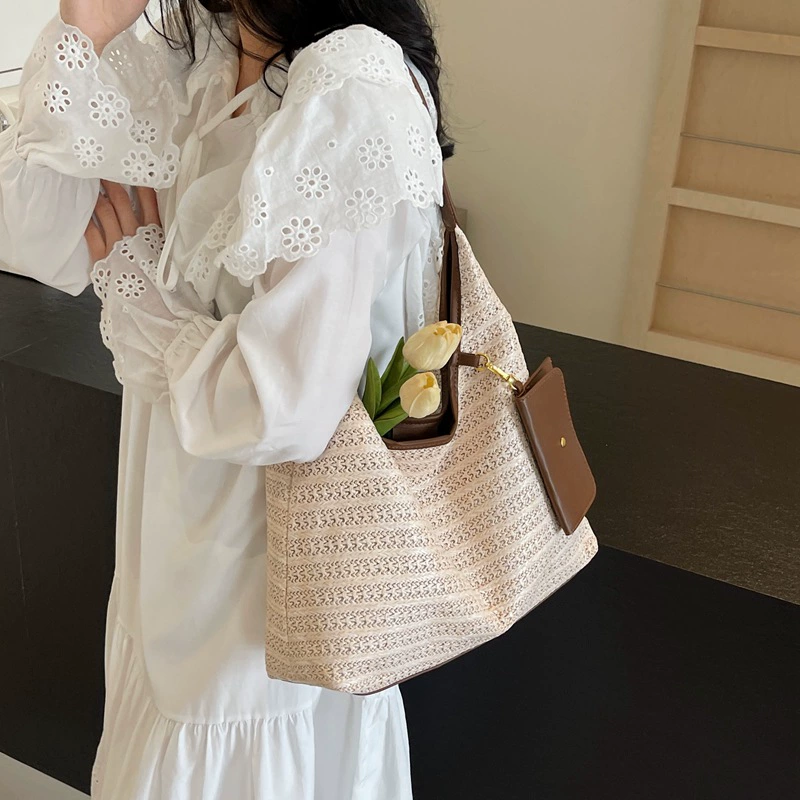 Straw capacious beach bag
