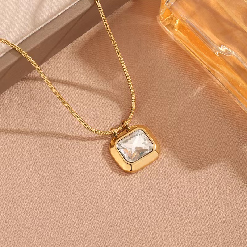 Colar com pingente de esmeralda corrente clavicular folheada_voghion.com