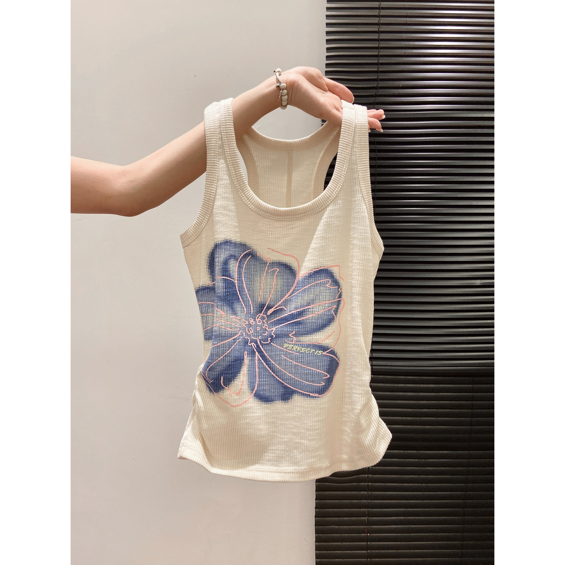 Designed Smudged Small Orchid Camisole for Women to Wear in Summer, Anti-Exposure, Slim-Fitting Bottoming Top with Beautiful Back