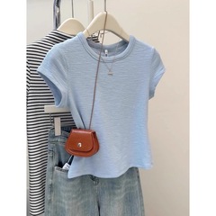 水色の筋理感の短いタイプは上着の女性の夏のしわの小さい背の正肩の半袖の中で身を修めるtシャツを掛けます。