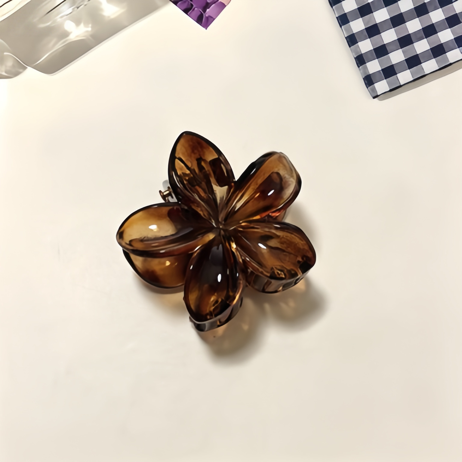 Pinza de pelo acrílica con flor de plumeria para mujer, accesorio de alta gama, pinza de tiburón, pinza de pelo cruzada para el verano.