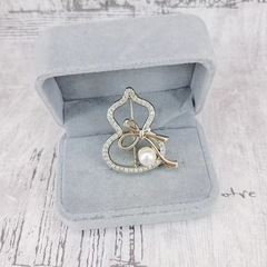 Cute-style small gourd brooch, versatile lapel pin, unisex student accessory with alloy base and pearl-rhinestone embellishment