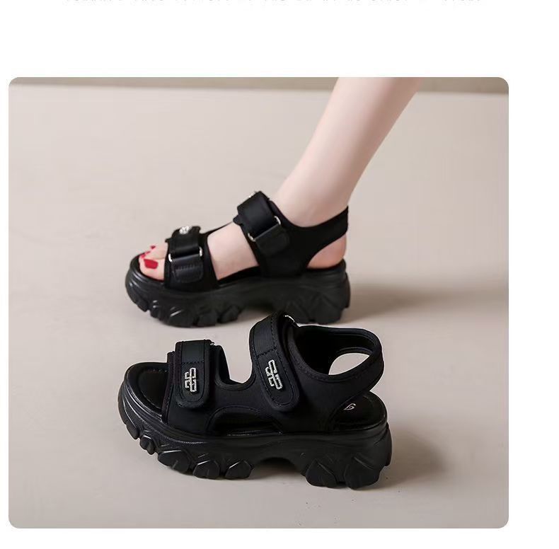 2026 verano nuevo muffin de estilo de moda super caliente con una sensación de mierda sólida sandalias velcro