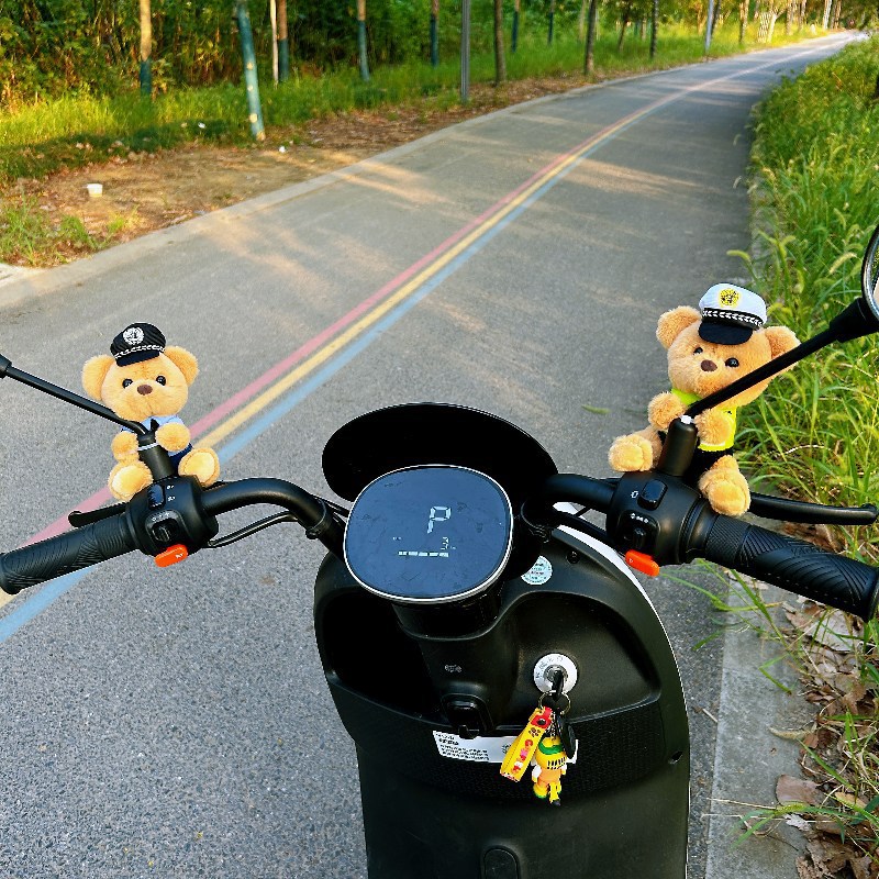 [Perdida de dinero] policía de tráfico oso decoración de motocicleta encantadora muñeca de bicicleta eléctrica muñeca creativa muñeca colgante