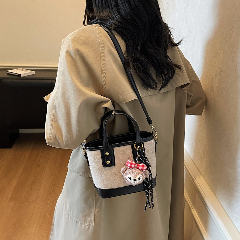 Bolso de mano de marea transfronteriza simple bolso de cubo de agua mujer otoño / invierno 2025 nuevo retro bolso de hombro bolso de viaje ocio mochila