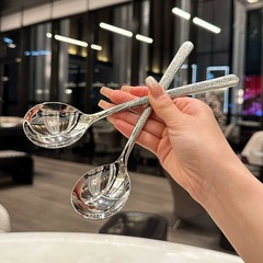 ステンレスのスプーンのハンマーの紋様の韓国式のスプーンの洋食のレストランの長い柄のスプーンのデザートのスプーンの家庭用の丸い頭の食事のスプーンのスプーン