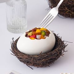 赤いサイズの鳥の巣ダチョウの白い卵の殻の碗の陶磁器のホテルの食器は果物のサラダのアイデアのドライアイスを焼きます。