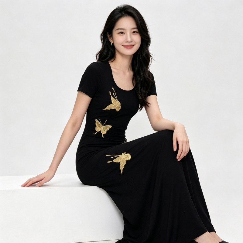 Plus-size dress/retro-style butterfly print round-neck short-sleeve fitted dress with side slits, creating a slimming effect