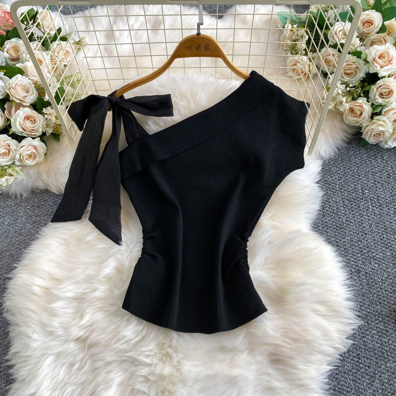Carefully Selected Elegant and Sexy T-Shirt with a Collar That Highlights the Collarbone, Featuring a Single Shoulder Strap and a Slimming Waist-Cinching Knit Design Carefully Selected Elegant and Sexy T-Shirt with a Collar That Highlights the Collarbone, Featuring a Single Shoulder Strap and a Slimming Waist-Cinching Knit Design