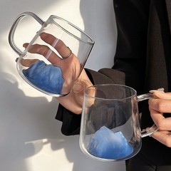 レトロな紺色の帯は富士山の杯の耐熱の高ホウ素のシリコンのガラスの杯の家庭の杯を持って山の杯を見て水のコップを飲みます。