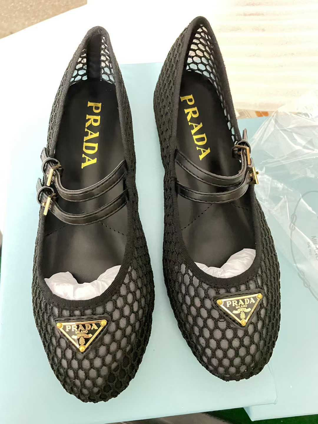 Black gold label