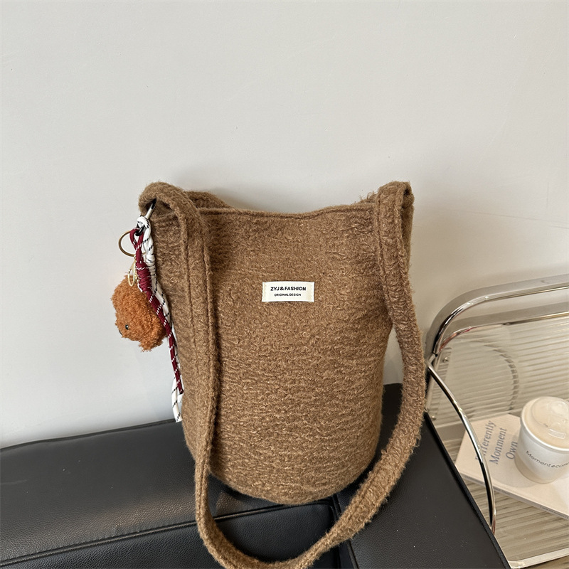 Invierno de gran capacidad lana mochila de hombro 2024 este año popular retro bolsas casuales bolsas casuales bolsas casuales bolsas de cubo para mujeres