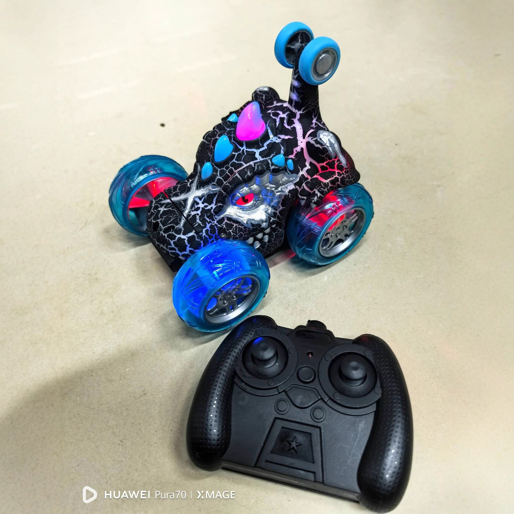 Transfronterizos niños dinosaurios eléctricos 2.4g iluminación música truco camión rodante coche de juguete animal coche de control remoto