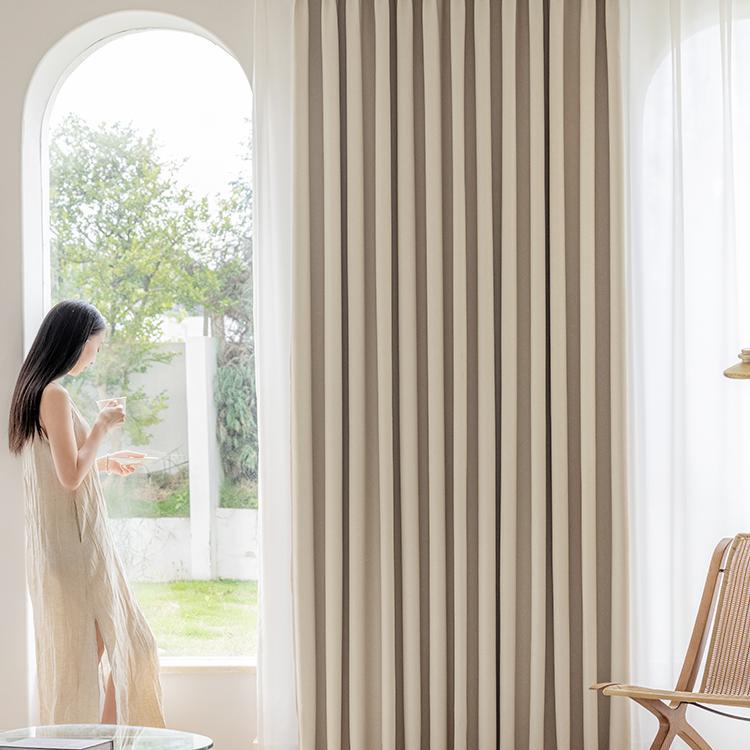 黒金の花のエンボスを厚くしてカーテンを厚くします。