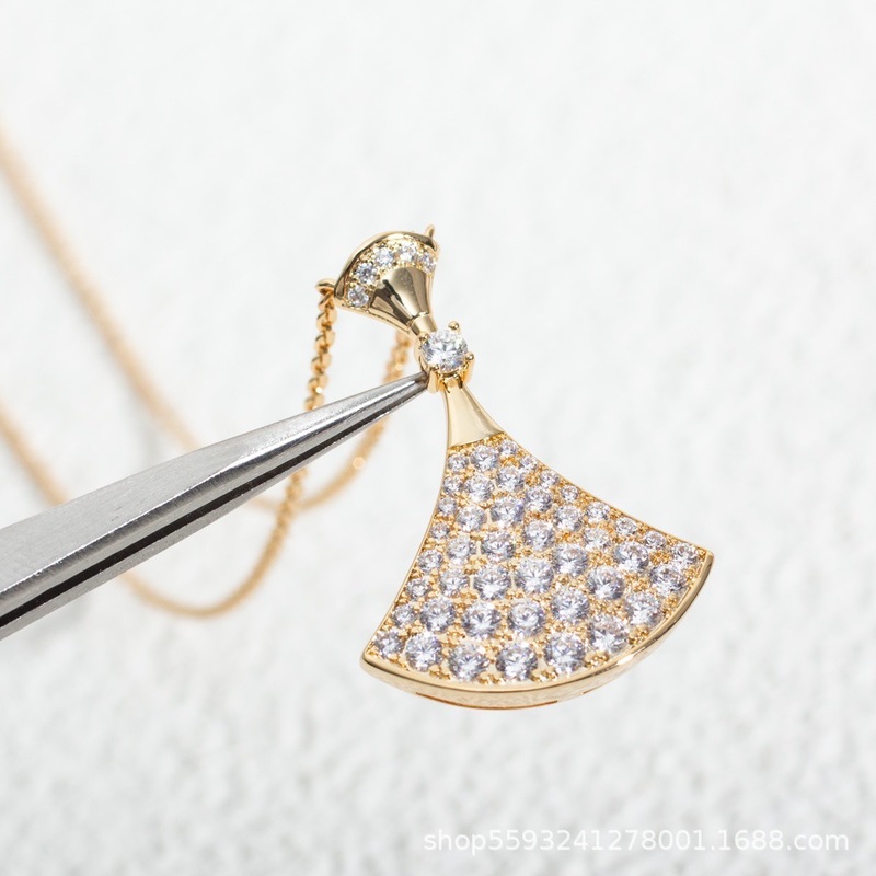 V ゴールドハイバージョンスカートネックレスレディース 18K ローズゴールドメッキハイエンドホワイトマザーオブパールカーネリアンフルダイヤモンド扇形鎖骨チェーン|undefined