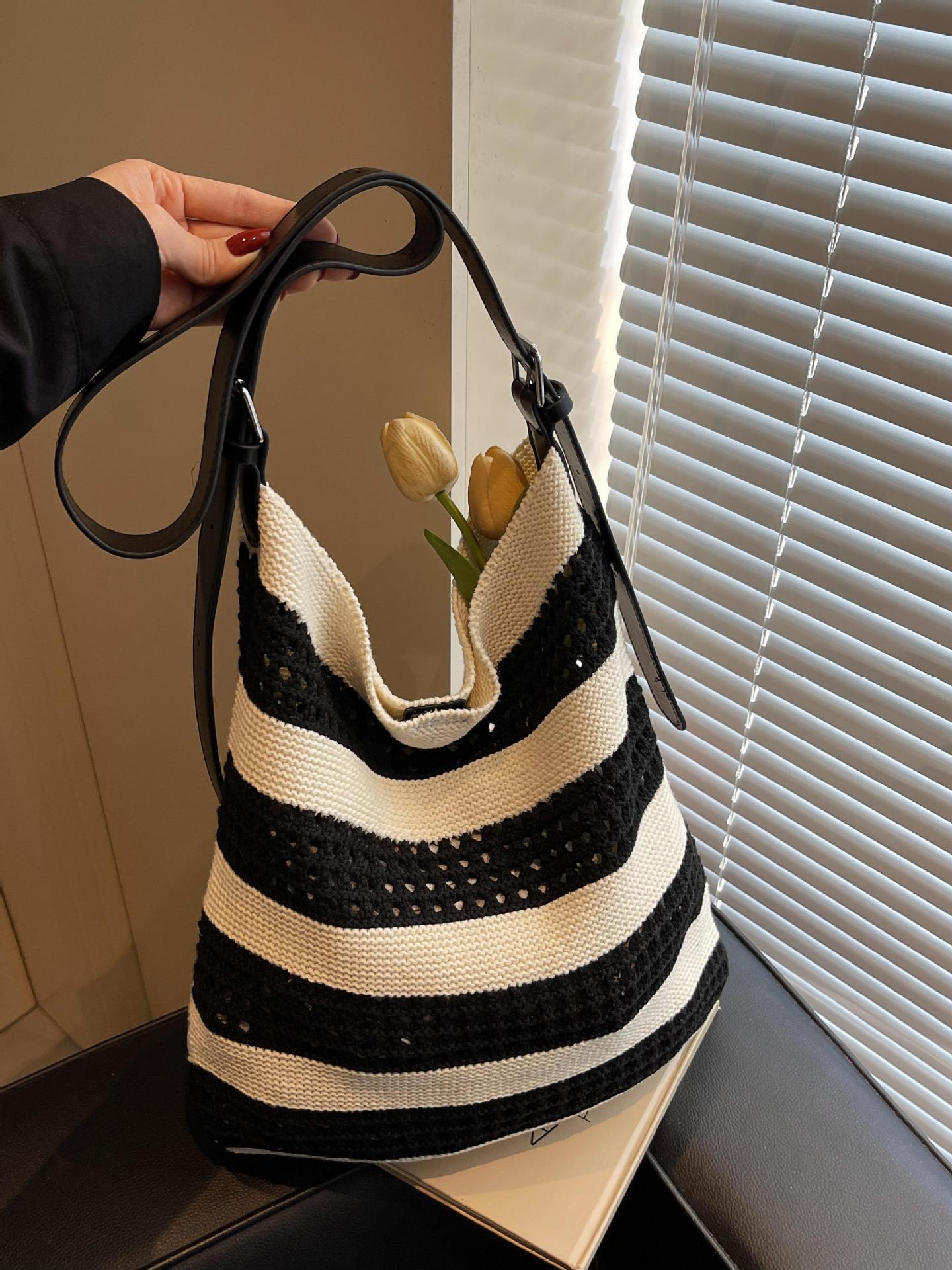Verano 2025 nuevo estilo bolso tote tejido hueco de gran capacidad raya femenina balde de vacaciones junto al mar bolso tejido de paja