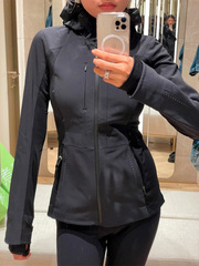 黑色修身冲锋衣女款2025新款小个子软壳外套春秋季骑行服收腰运动