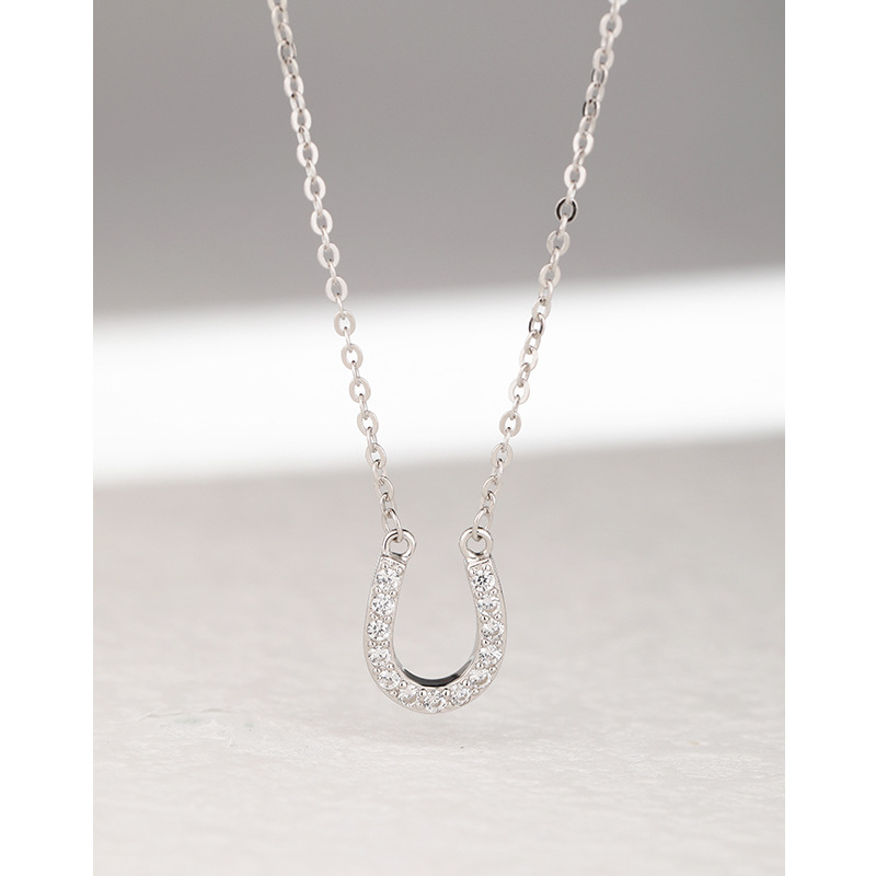 Herradura collar en forma de U para las mujeres 925 Luz de plata de ley de lujo simple todo-fósforo diseño de nicho completo colgante de diamantes de alta calidad Cadena de clavícula