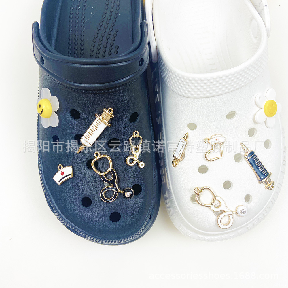 Zapatos agujero joyería DIY pulsera collar de aleación goteo aceite colgante jeringa aparato médico estetoscopio Accesorios