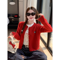 韓国系の赤いニットのカーディガンのコートの女性の春と秋の短い愛の刺繍の中に麻の花のセーターの長袖の上着を掛けます。
