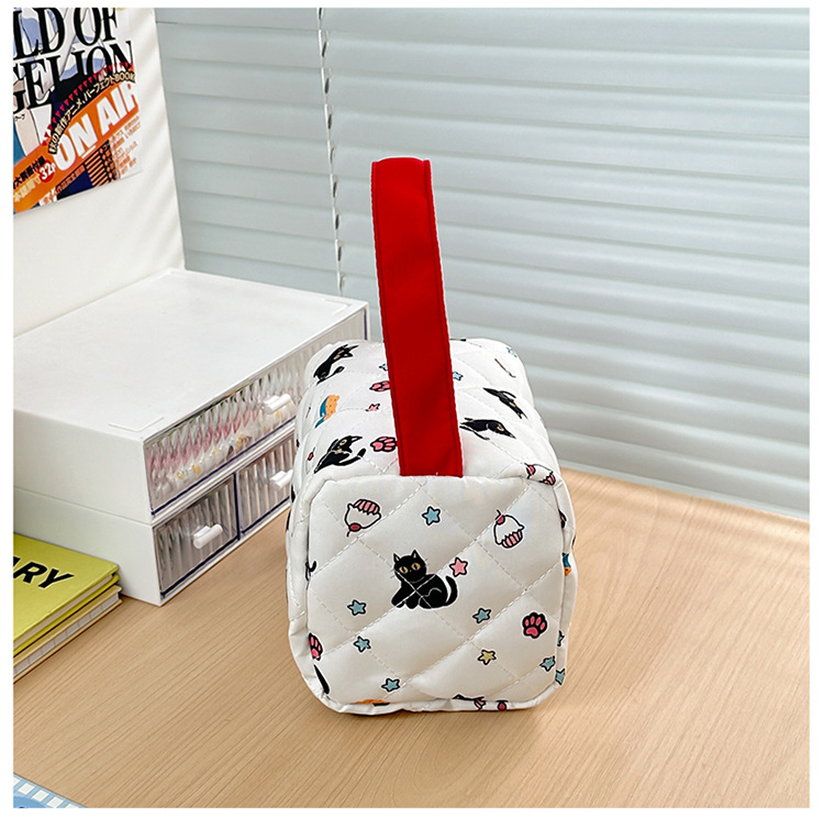 Japanese-style cartoon cat makeup bag with high appearance standards, a three-dimensional large-capacity travel storage bag for girls to wash up when going out, a trendy hand undefined