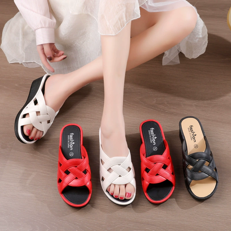 2024 Новый стиль тапочки для женщин Летняя одежда модные толстые подошвы с увеличенным наклоном каблука Нескользящие социальные женские сандалии на среднем каблуке для женщин