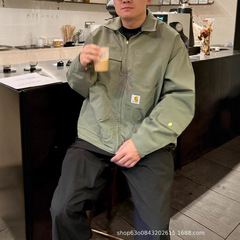工場の品質カハ @ WIP Invinc連名項FW25両面に多ポケットファスナーカップルジャケットを着ている