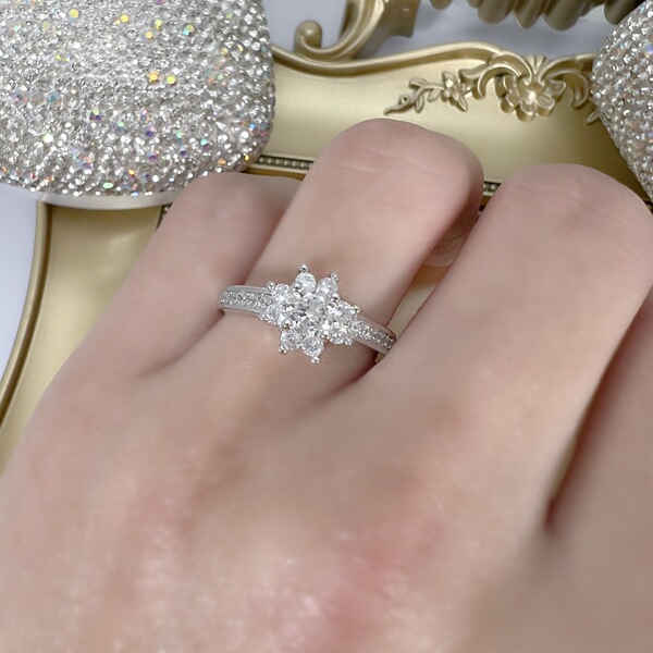 Fashionable universal ring with stone with zircon