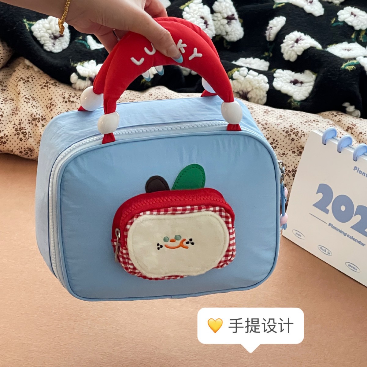 2025 nuevo lindo bolso de maquillaje portátil de manzana portátil de gran capacidad para mujeres bolso de lavado bolso de almacenamiento de productos de cuidado de la piel de viaje