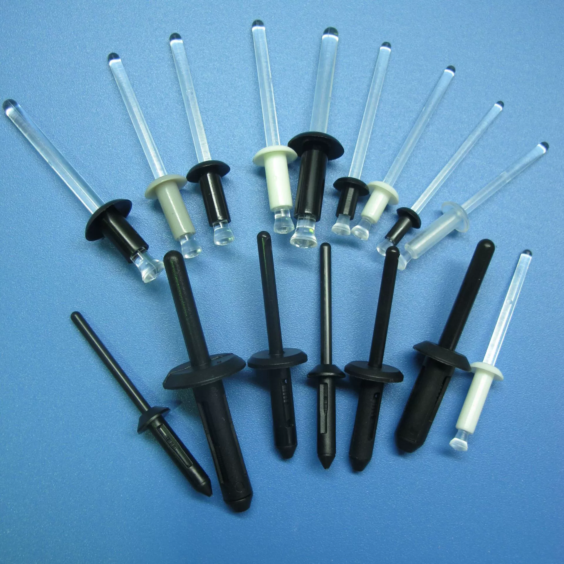 Бесплатный образец завод питания CR40 автомобиль тянуть заклепки машина пластины тянуть ядро заклепки пластиковые тянуть гвоздь