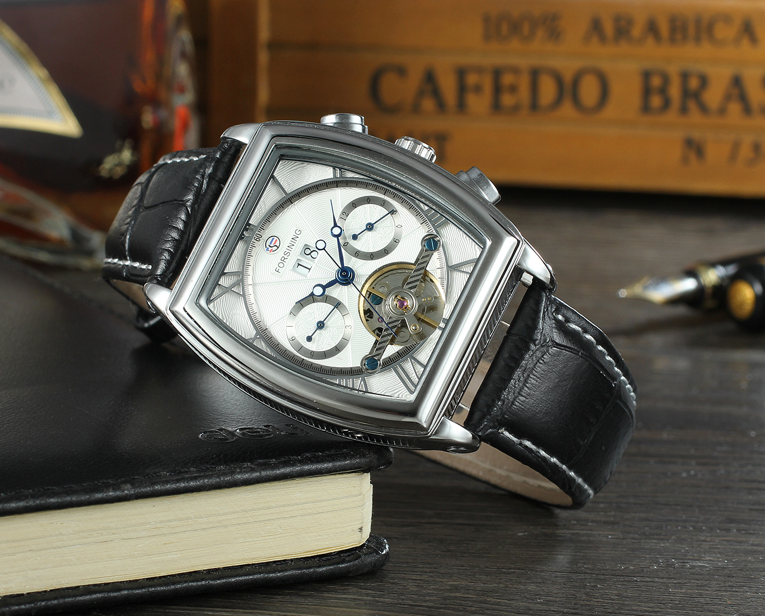 Montre mécanique à bracelet avec volant ouvert et calendrier_voghion.com