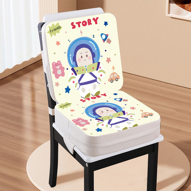 かわいいアニメの子供が椅子を高くして日常の通用教室の自動車が高くなって座布団を厚くします。|undefined