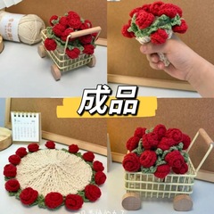 完成品の手作りのバラの花束のコースターの毛糸のかぎ針は杯を編みます。