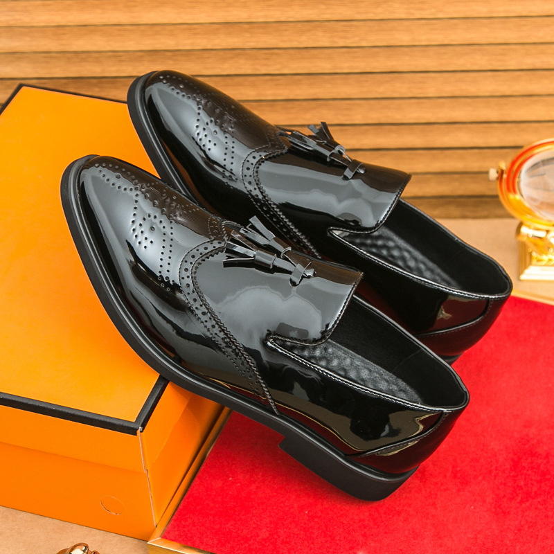 Zapatos de hombre grandes nuevos zapatos de cuero brillantes de moda de hombre zapatos de cuero casuales de moda tallados zapatos de cuero de martillo