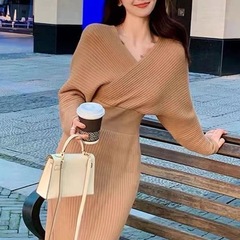 名媛早长裙小连衣裙针织V感配法式香风领秋冬季大衣白色
