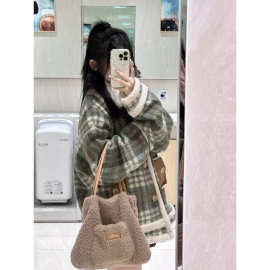 日系风复古格纹设计感小众羊羔毛外套女冬季年新款宽松型加厚大衣