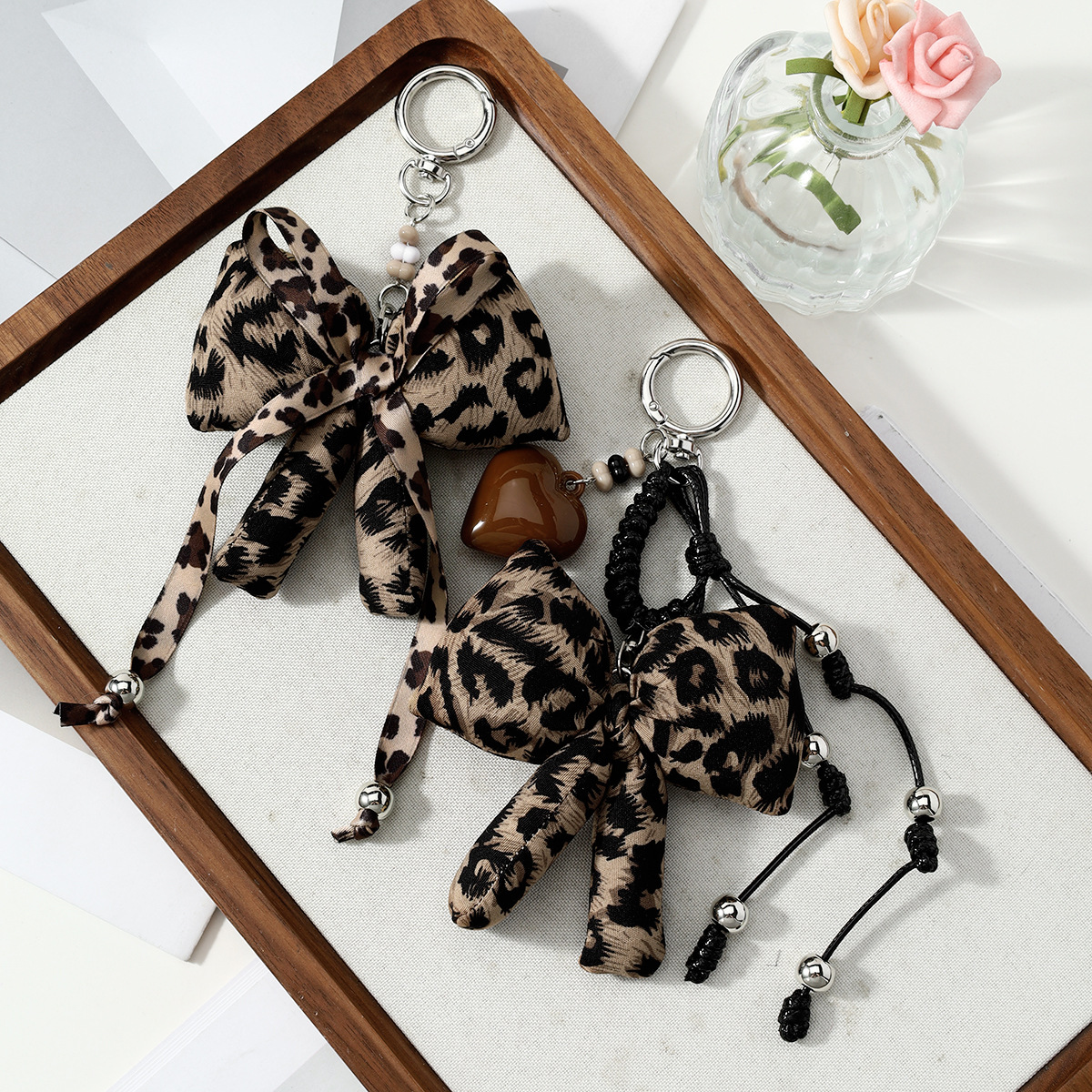 1 retro dulce cool girl marrón leopardo estampado arco arco amor DIY llavero bolsos colgantes