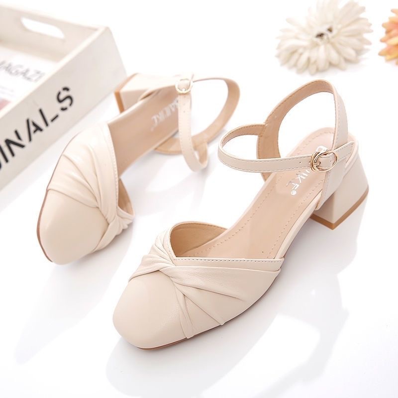 Sandálias huecas zapatos de mujer de verano 2026 nuevos tacones casuales gruesos un botón de tacones cuadrados nuevo estilo simple blanco beige