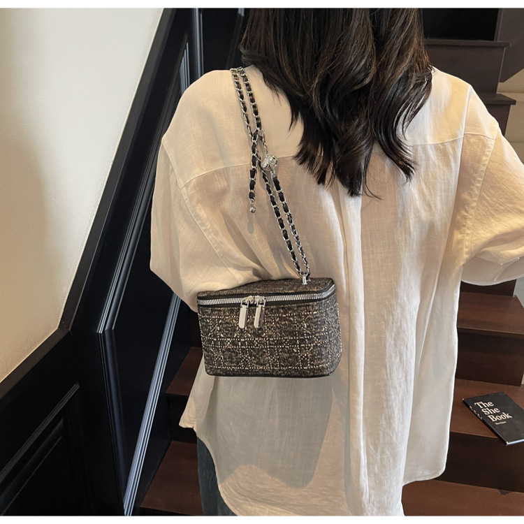 The diamond-shaped chain crossbody bag for women in the summer of 2025 features a fashionable and niche design. This year, the box bucket bag is in vogue undefined