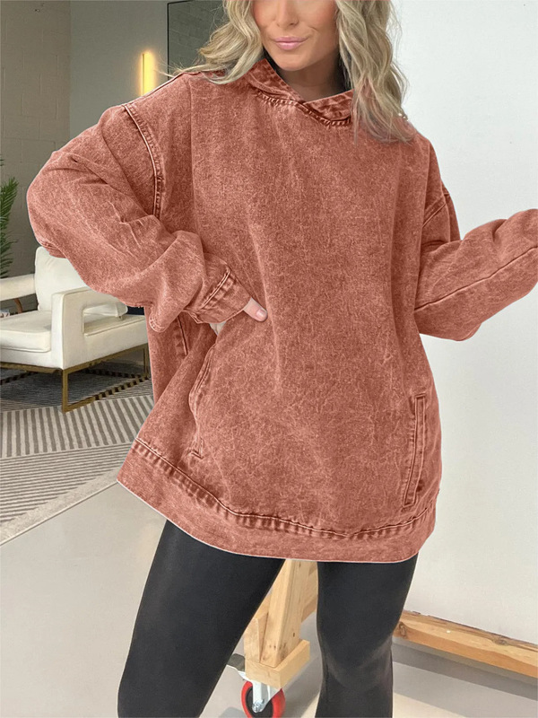 国境を越えた欧米の人気モデルの婦人服には、ゆったりとした帽子をかぶったカウボーイのセーターがついている|undefined