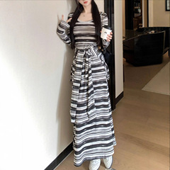 famouswag2025年早秋季新款慵懒圆领针织条纹长袖连衣裙女小个子