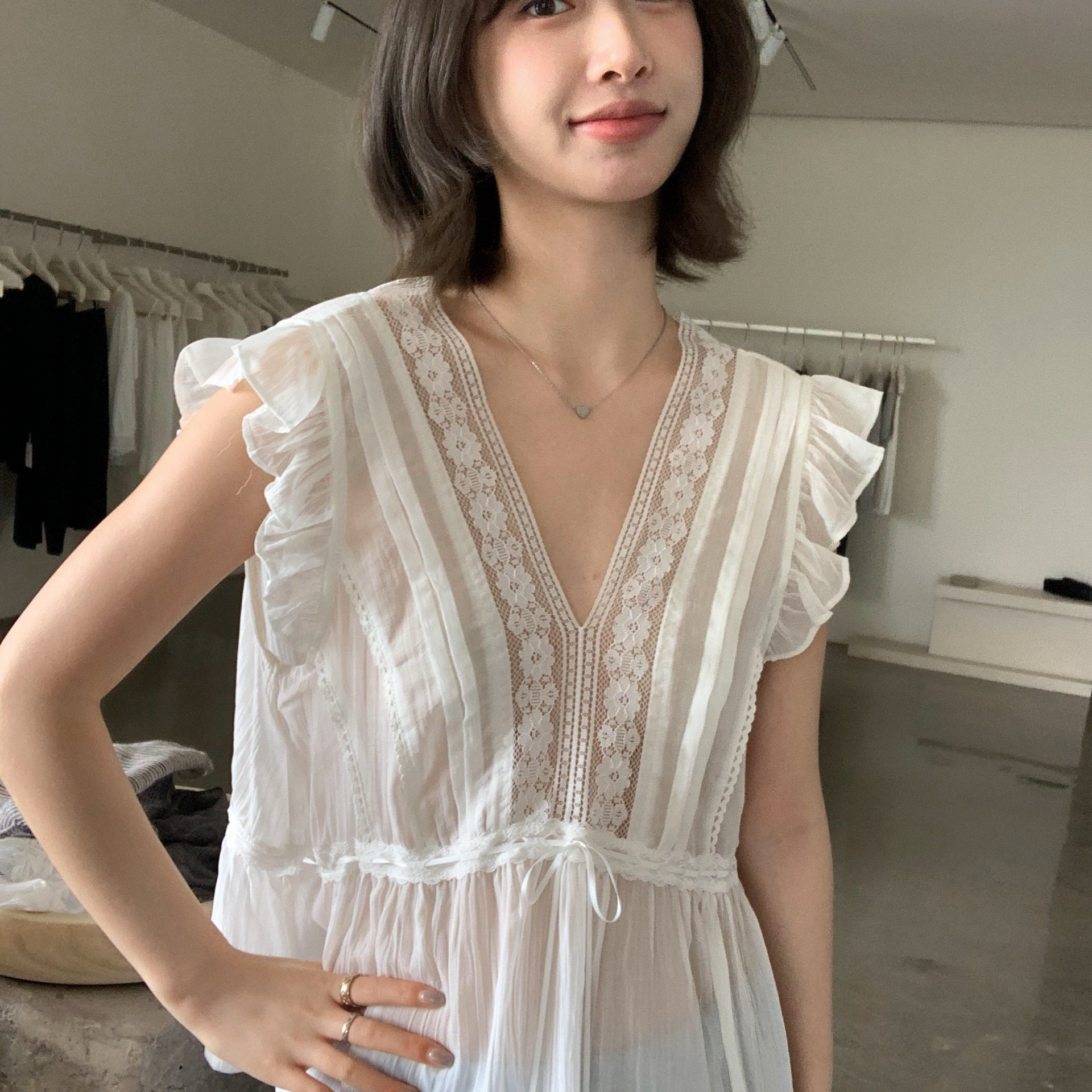 Áo sơ mi nữ cổ V ren hoa xếp tầng thêu hoa tay dài eo thắt dây — Xanh da trờicolor, màu trắng