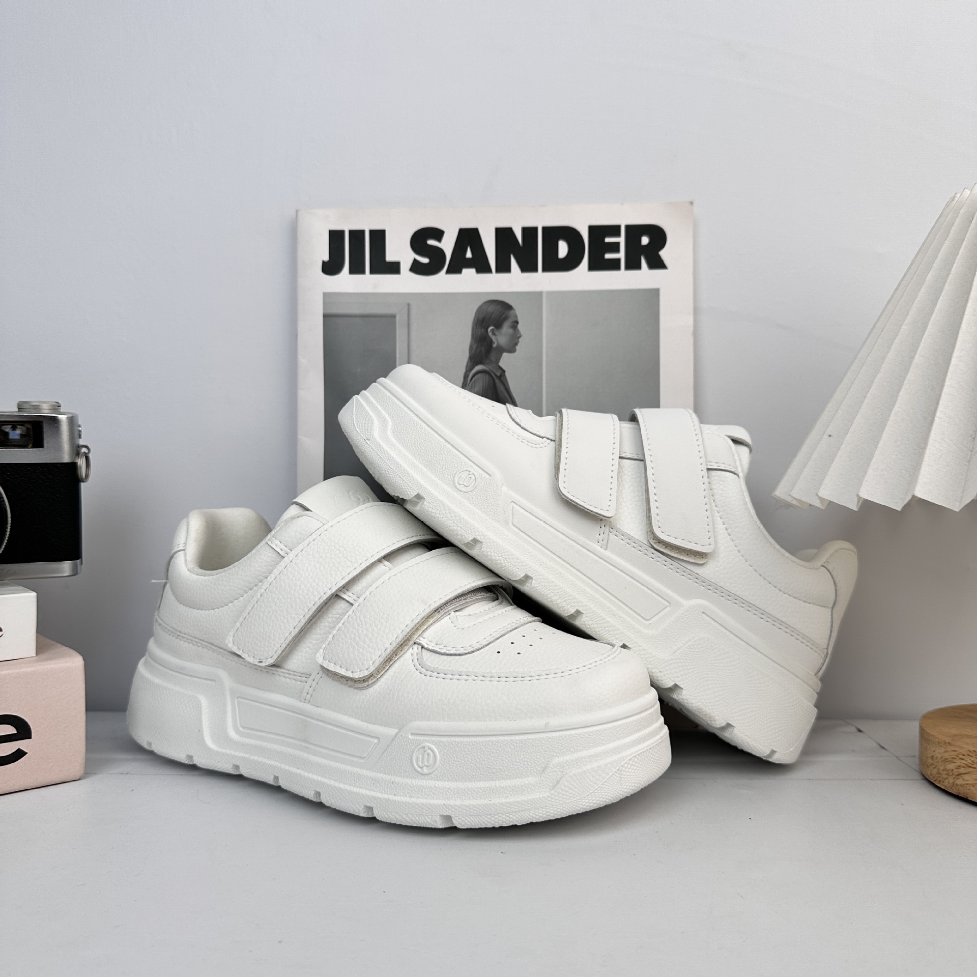 Yuanbo zapatos blancos para estudiantes 2025 nuevos nichos de explosión de zapatos grandes y bonitos, zapatos de skate elevados con suela gruesa