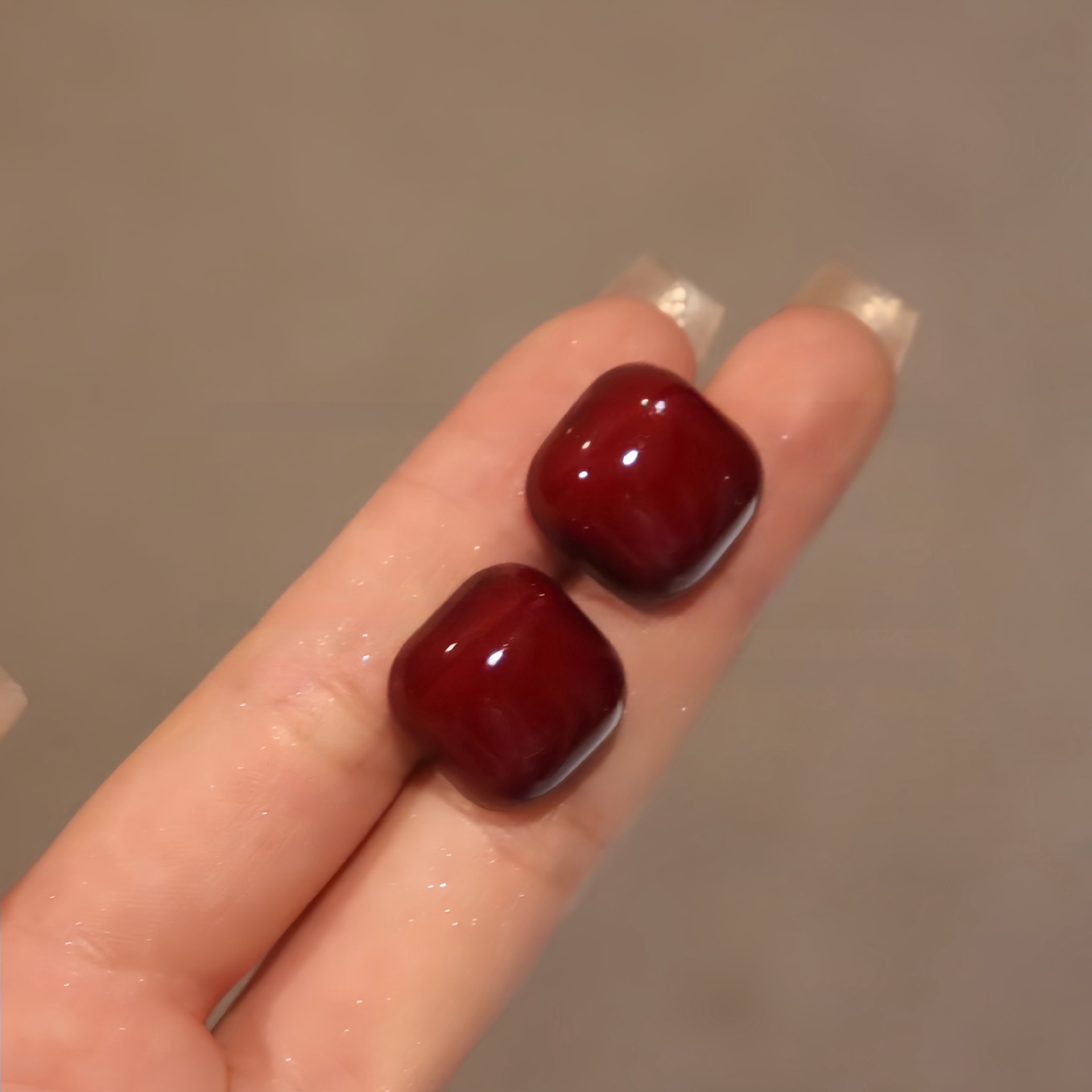 超显白~安可拉红复古爱心方形酒红色气质耳钉轻奢高级感小众耳环