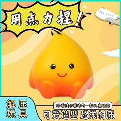 ディザトーンと同じ小さな火の火花の炎が学生のストレスを解消して妖精の人形のテーブルにおもちゃを飾る