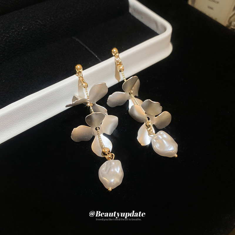 Pendientes de borla de pétalo de perla artificial con aguja de plata Pendientes de borla largos de súper hada francesa Pendientes de temperamento de alta calidad