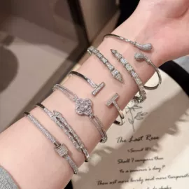 项链;耳钉;手链