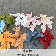 孔雀松結婚祝いの葉材の道路の花の列をシミュレーションして底の葉の森系の結婚式場を打って結婚祝いの造花を飾ります。